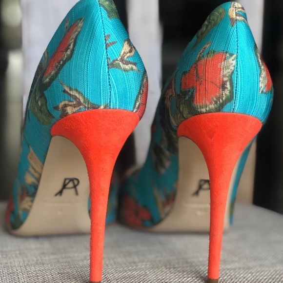 NWOT Turquoise Hawaiian Floral Pumps - Picture 5 of 5